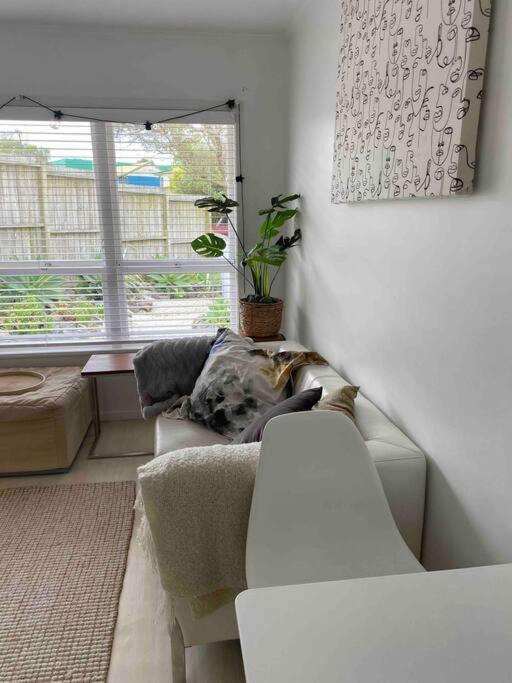 Own Sunny Quiet Haven, Own 1 Bedroom House & Garden With Car Park, To Airport, Cbd & Sylvia Park Mall Auckland