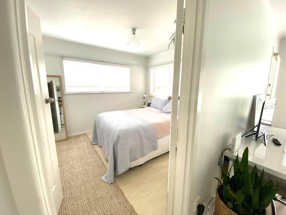 Apartment Own Sunny Quiet Haven, Own 1 Bedroom House & Garden With Car Park, To Airport, Cbd & Sylvia Park Mall *