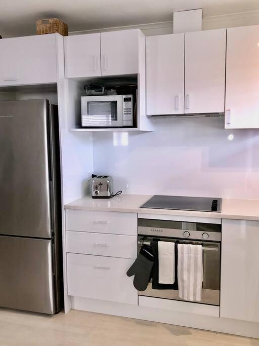 Own Sunny Quiet Haven, Own 1 Bedroom House & Garden With Car Park, To Airport, Cbd & Sylvia Park Mall Auckland