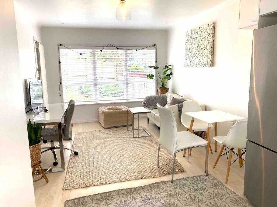 Apartment Own Sunny Quiet Haven, Own 1 Bedroom House & Garden With Car Park, To Airport, Cbd & Sylvia Park Mall *