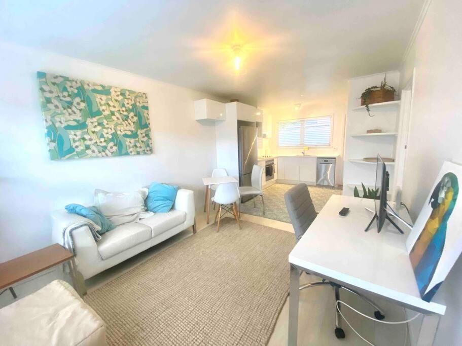 Own Sunny Quiet Haven, Own 1 Bedroom House & Garden With Car Park, To Airport, Cbd & Sylvia Park Mall