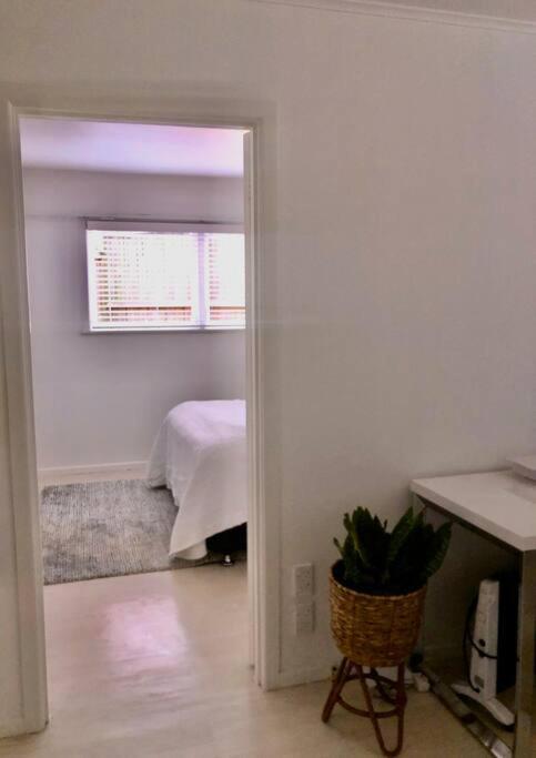 Own Sunny Quiet Haven, Own 1 Bedroom House & Garden With Car Park, To Airport, Cbd & Sylvia Park Mall Apartment