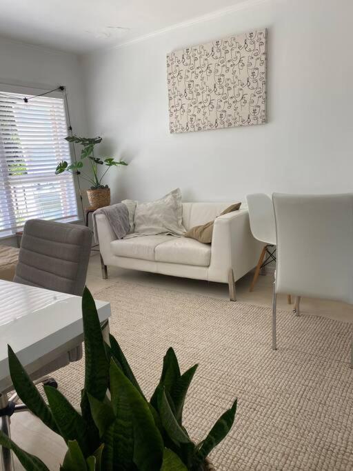 Own Sunny Quiet Haven, Own 1 Bedroom House & Garden With Car Park, To Airport, Cbd & Sylvia Park Mall Auckland