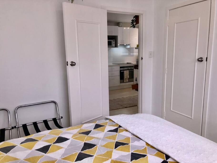 Own Sunny Quiet Haven, Own 1 Bedroom House & Garden With Car Park, To Airport, Cbd & Sylvia Park Mall Apartment