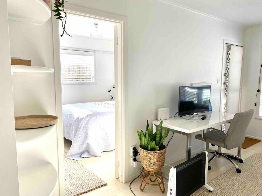 Apartment Own Sunny Quiet Haven, Own 1 Bedroom House & Garden With Car Park, To Airport, Cbd & Sylvia Park Mall *