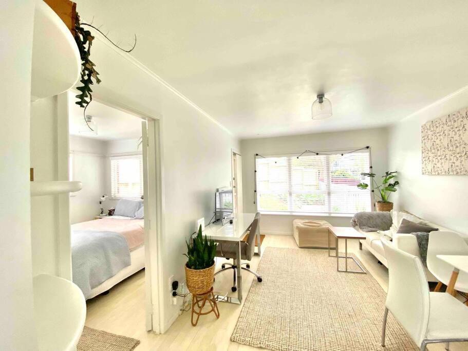Apartment Own Sunny Quiet Haven, Own 1 Bedroom House & Garden With Car Park, To Airport, Cbd & Sylvia Park Mall *